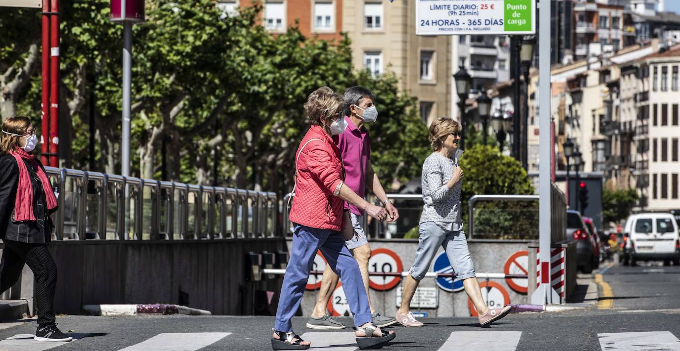 Este jueves se ha puesto en marcha la obligatoriedad del uso de mascarilla en los espacios públicos cerrados y en los lugares abiertos en los que sea imposible mantener la distancia social de dos metros. 