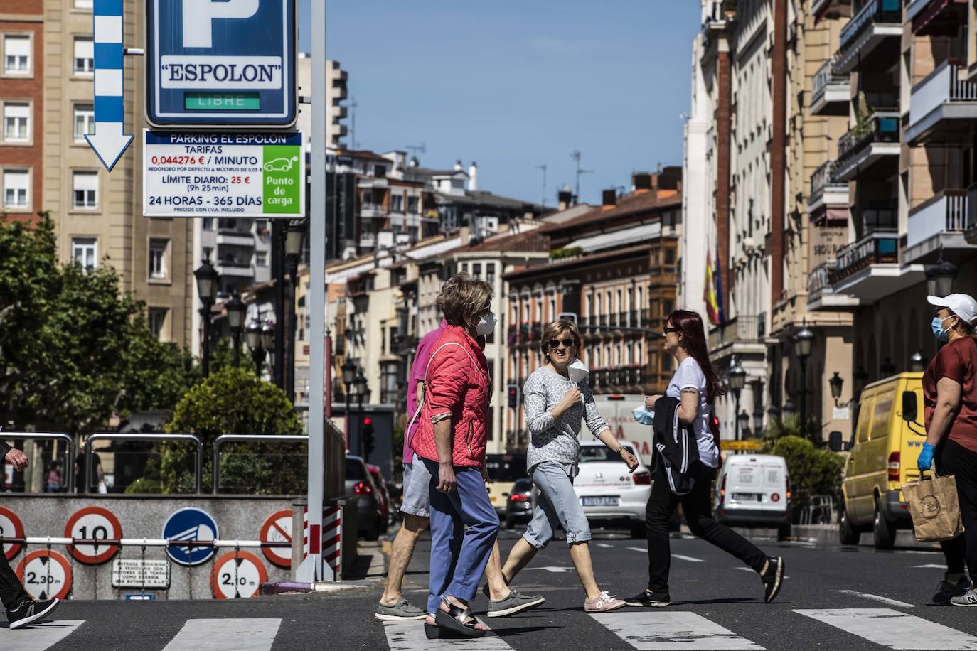 Este jueves se ha puesto en marcha la obligatoriedad del uso de mascarilla en los espacios públicos cerrados y en los lugares abiertos en los que sea imposible mantener la distancia social de dos metros. 