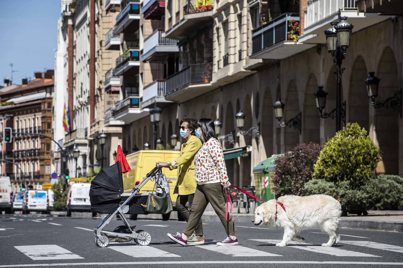 Este jueves se ha puesto en marcha la obligatoriedad del uso de mascarilla en los espacios públicos cerrados y en los lugares abiertos en los que sea imposible mantener la distancia social de dos metros. 