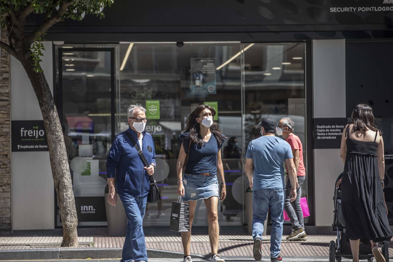 Este jueves se ha puesto en marcha la obligatoriedad del uso de mascarilla en los espacios públicos cerrados y en los lugares abiertos en los que sea imposible mantener la distancia social de dos metros. 