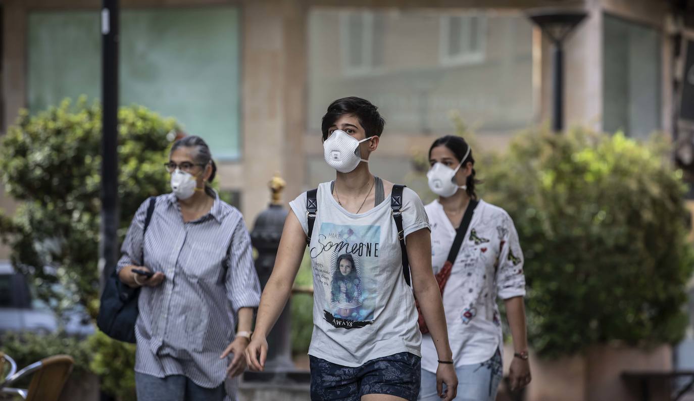 Este jueves se ha puesto en marcha la obligatoriedad del uso de mascarilla en los espacios públicos cerrados y en los lugares abiertos en los que sea imposible mantener la distancia social de dos metros. 