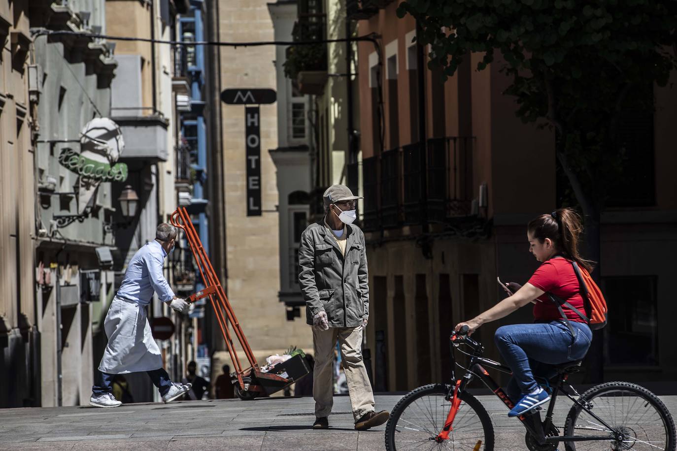 Este jueves se ha puesto en marcha la obligatoriedad del uso de mascarilla en los espacios públicos cerrados y en los lugares abiertos en los que sea imposible mantener la distancia social de dos metros. 