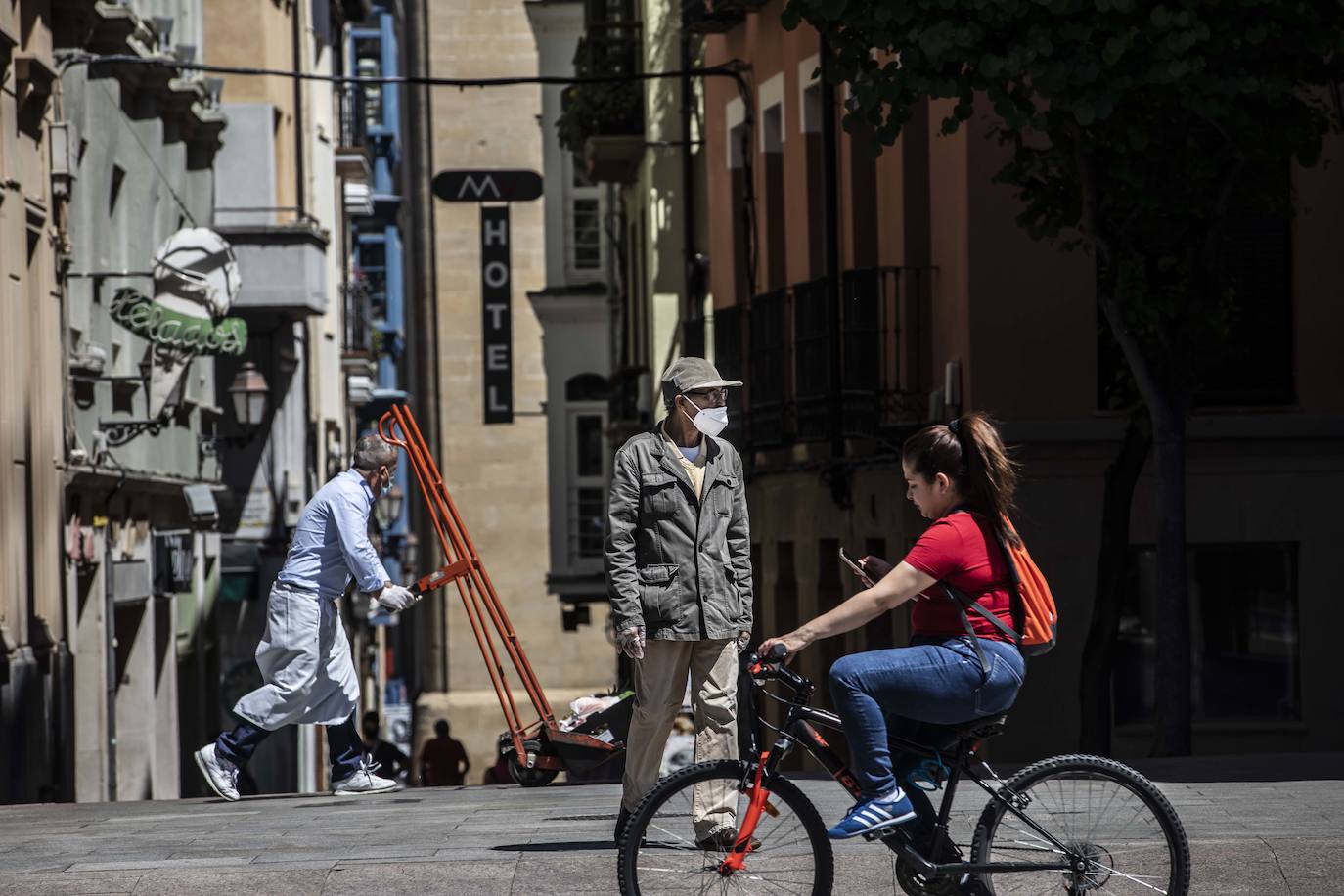 Este jueves se ha puesto en marcha la obligatoriedad del uso de mascarilla en los espacios públicos cerrados y en los lugares abiertos en los que sea imposible mantener la distancia social de dos metros. 