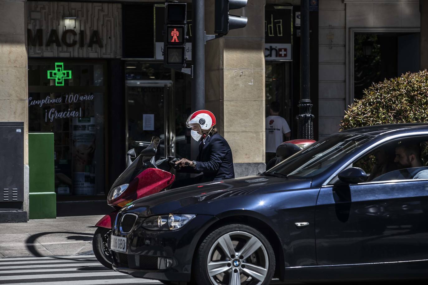 Este jueves se ha puesto en marcha la obligatoriedad del uso de mascarilla en los espacios públicos cerrados y en los lugares abiertos en los que sea imposible mantener la distancia social de dos metros. 