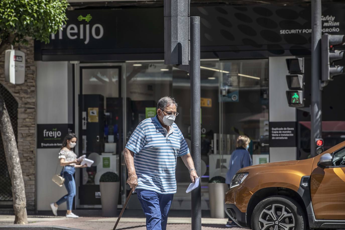 Este jueves se ha puesto en marcha la obligatoriedad del uso de mascarilla en los espacios públicos cerrados y en los lugares abiertos en los que sea imposible mantener la distancia social de dos metros. 