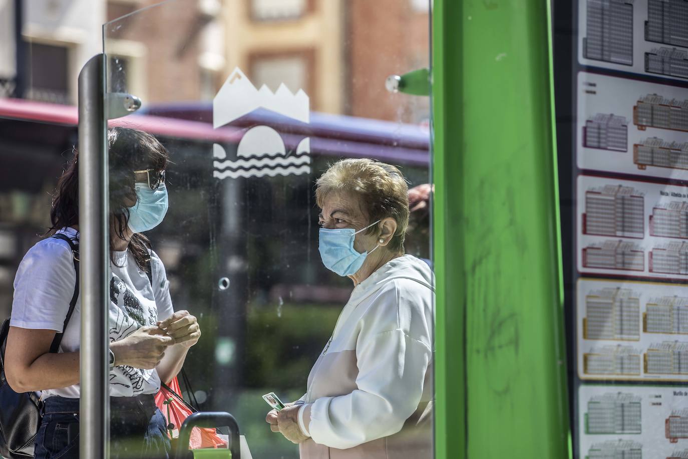 Este jueves se ha puesto en marcha la obligatoriedad del uso de mascarilla en los espacios públicos cerrados y en los lugares abiertos en los que sea imposible mantener la distancia social de dos metros. 