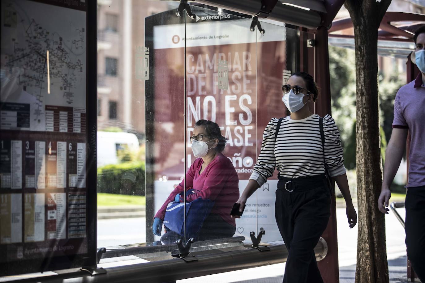 Este jueves se ha puesto en marcha la obligatoriedad del uso de mascarilla en los espacios públicos cerrados y en los lugares abiertos en los que sea imposible mantener la distancia social de dos metros. 