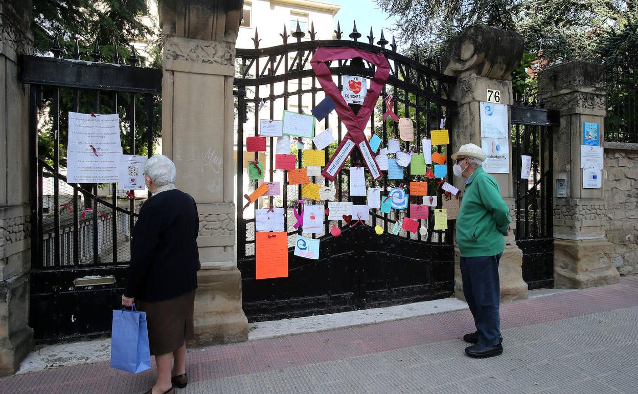 Entrada del colegio Escolapias de Logroño. 