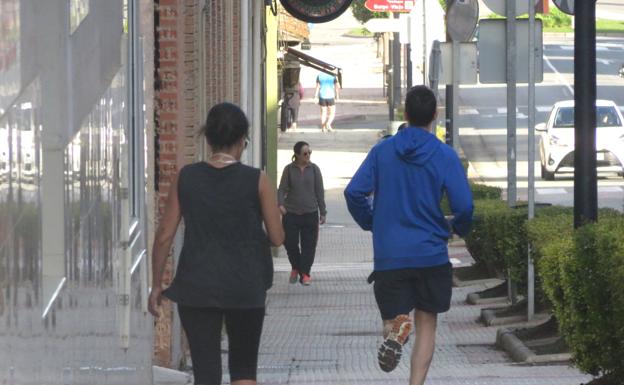 Gente paseando por las calles de Alfaro