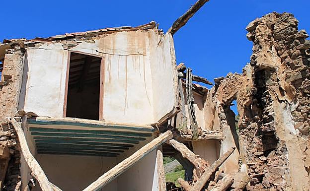 Apenas se sostiene en pie alguna pared de una vieja casa. 