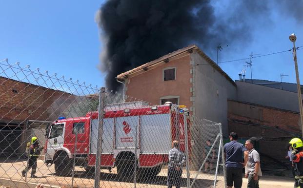 Arden dos tractores y un depósito de gasoil en un corral de Uruñuela