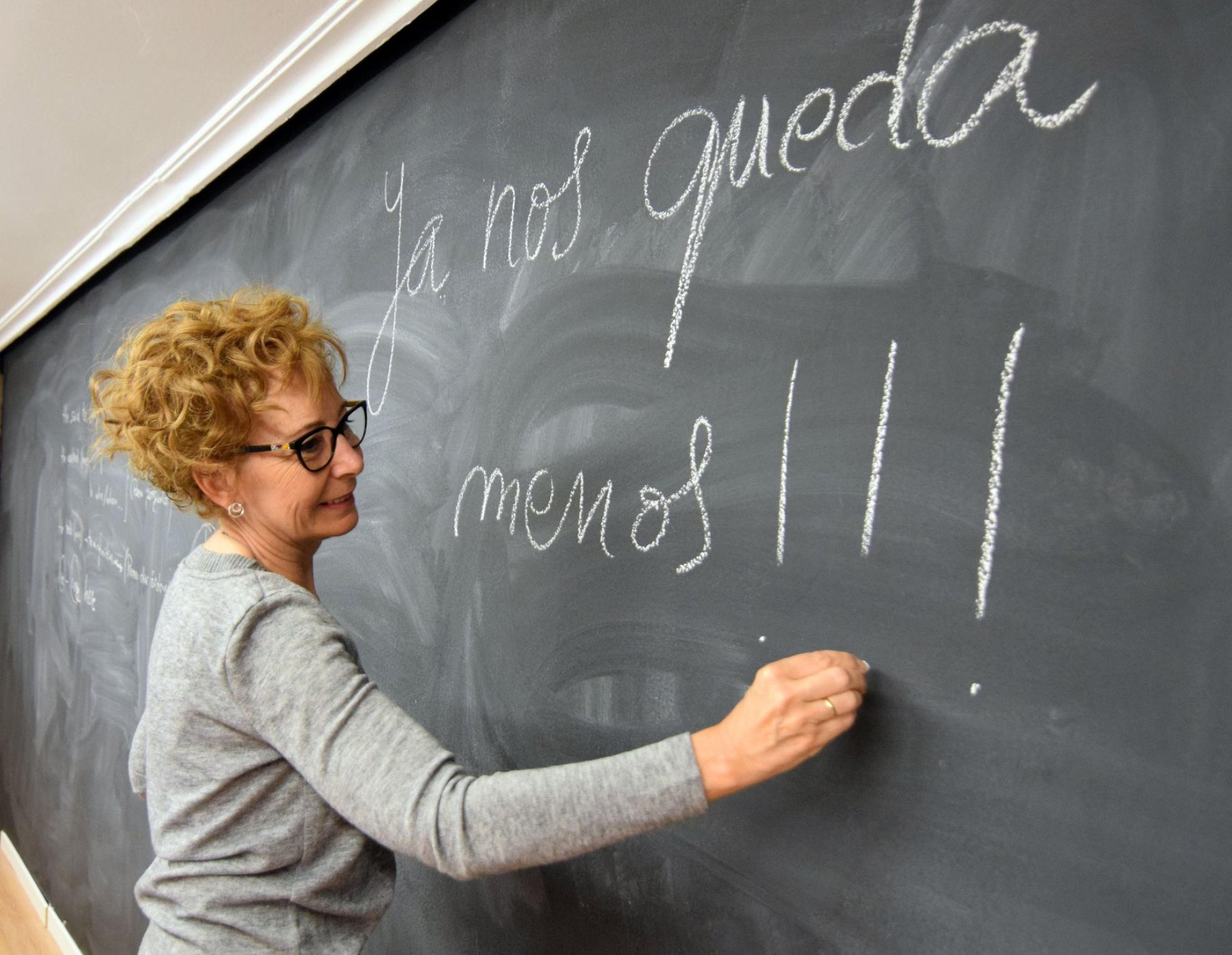 Mar Cascante escribe en la pizarra de Mar's Idiomas, y en el círculo María Eugenia Encina, de Academia Emil. 