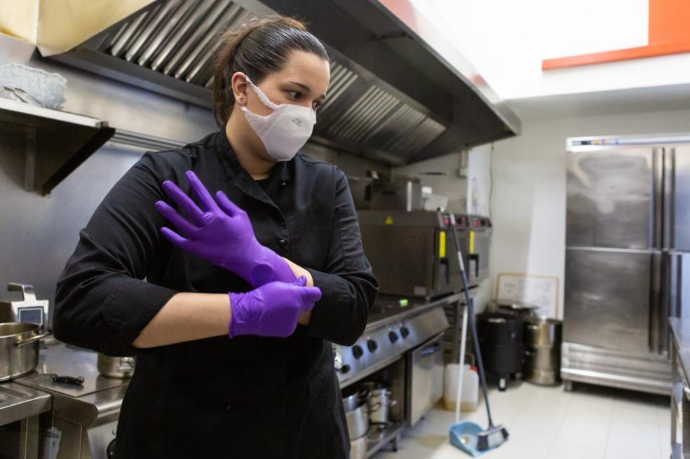 Las cocinas del restaurante Emociones en boca, del grupo Pasión, se preparaban la semana pasada para abrir hoy. 