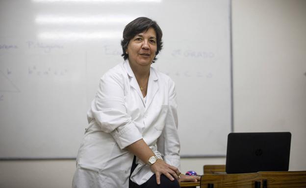 María Eugenia Encima, delante de una de pizarras de la academia.