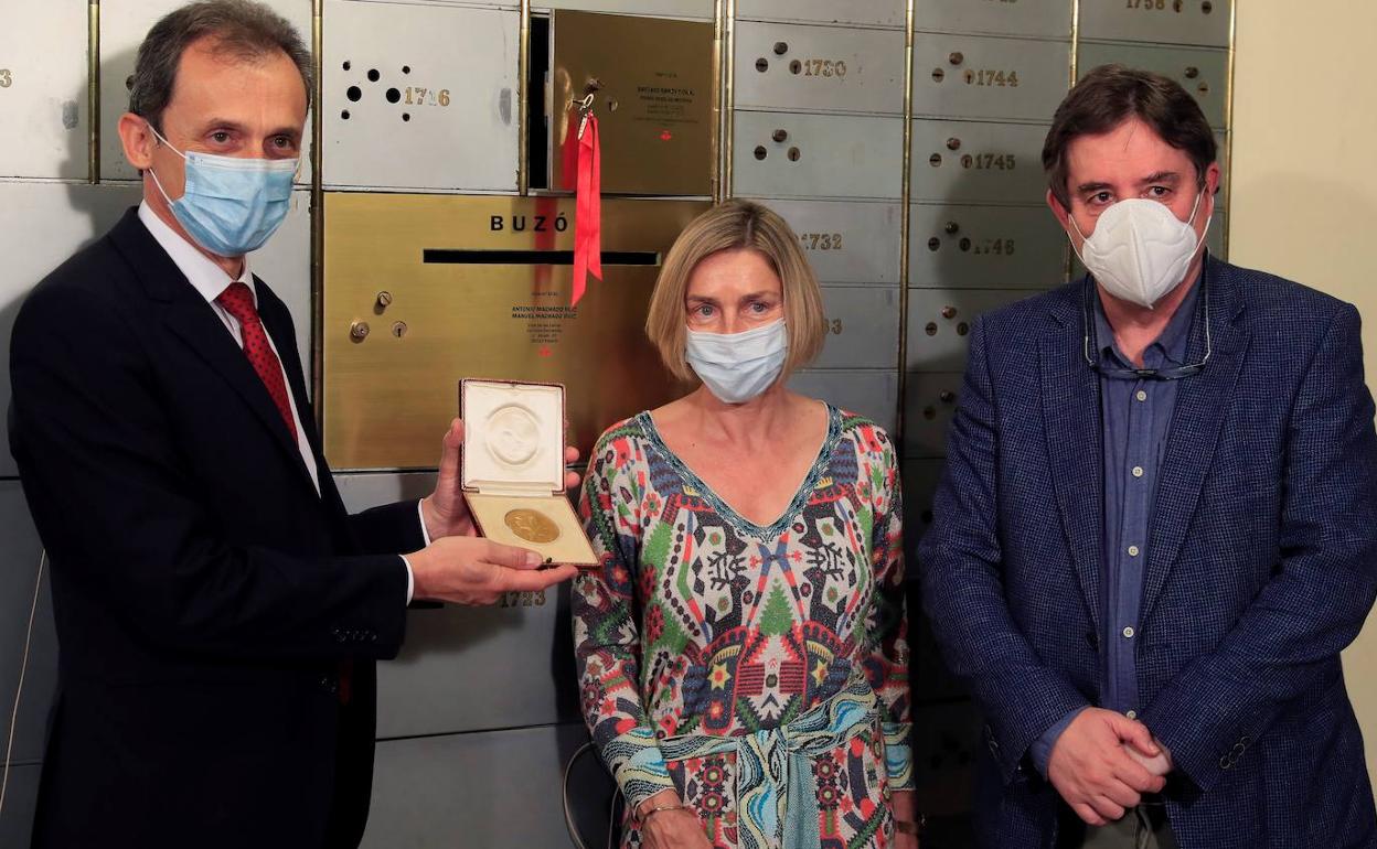 Pedro Duque muestra la medalla del Nobel, junto a Rosina López-Alonso (CSIC) y García Montero. 