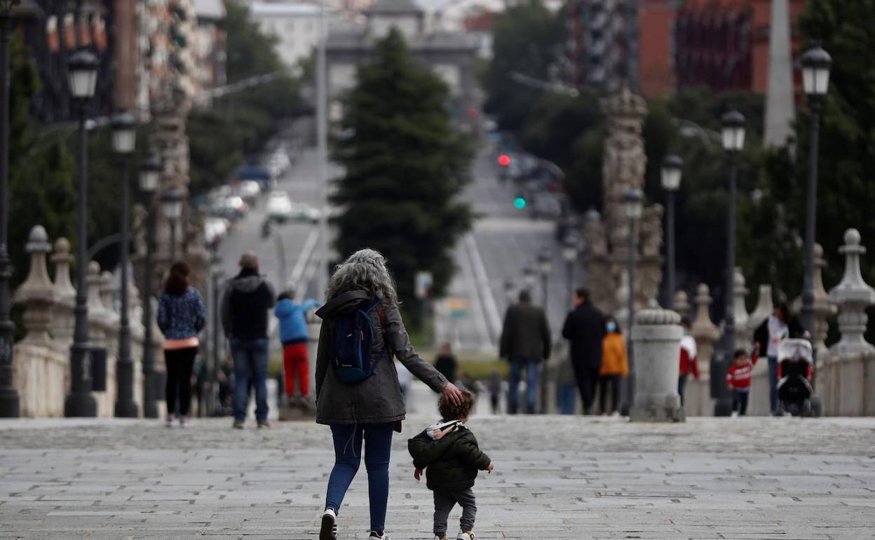 Una mujer camina junto a su hijo 