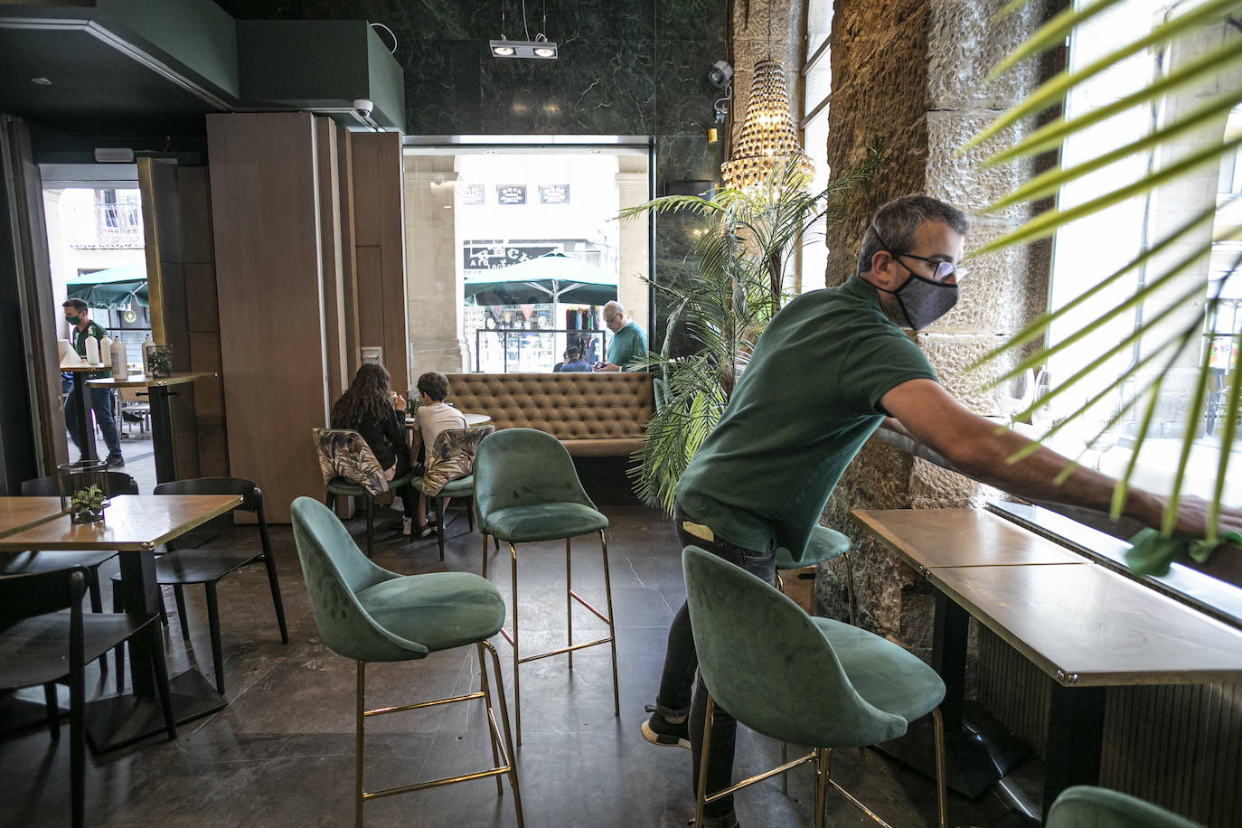 La Rioja ha entrado este lunes en fase 2 y Logroño ha vivido más movimiento en sus bares, bibliotecas, restaurantes y centros comerciales.