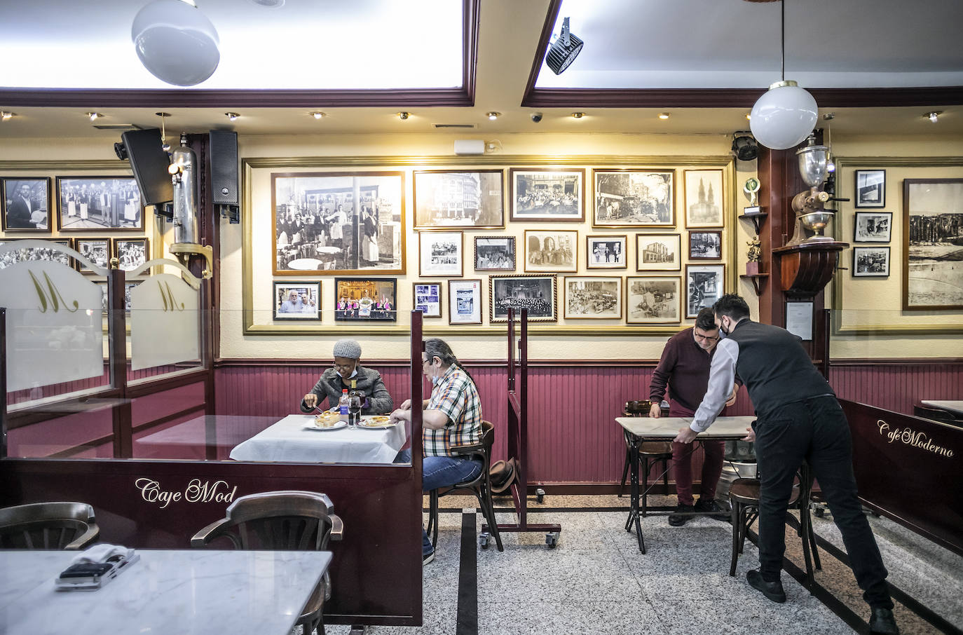 La Rioja ha entrado este lunes en fase 2 y Logroño ha vivido más movimiento en sus bares, bibliotecas, restaurantes y centros comerciales.