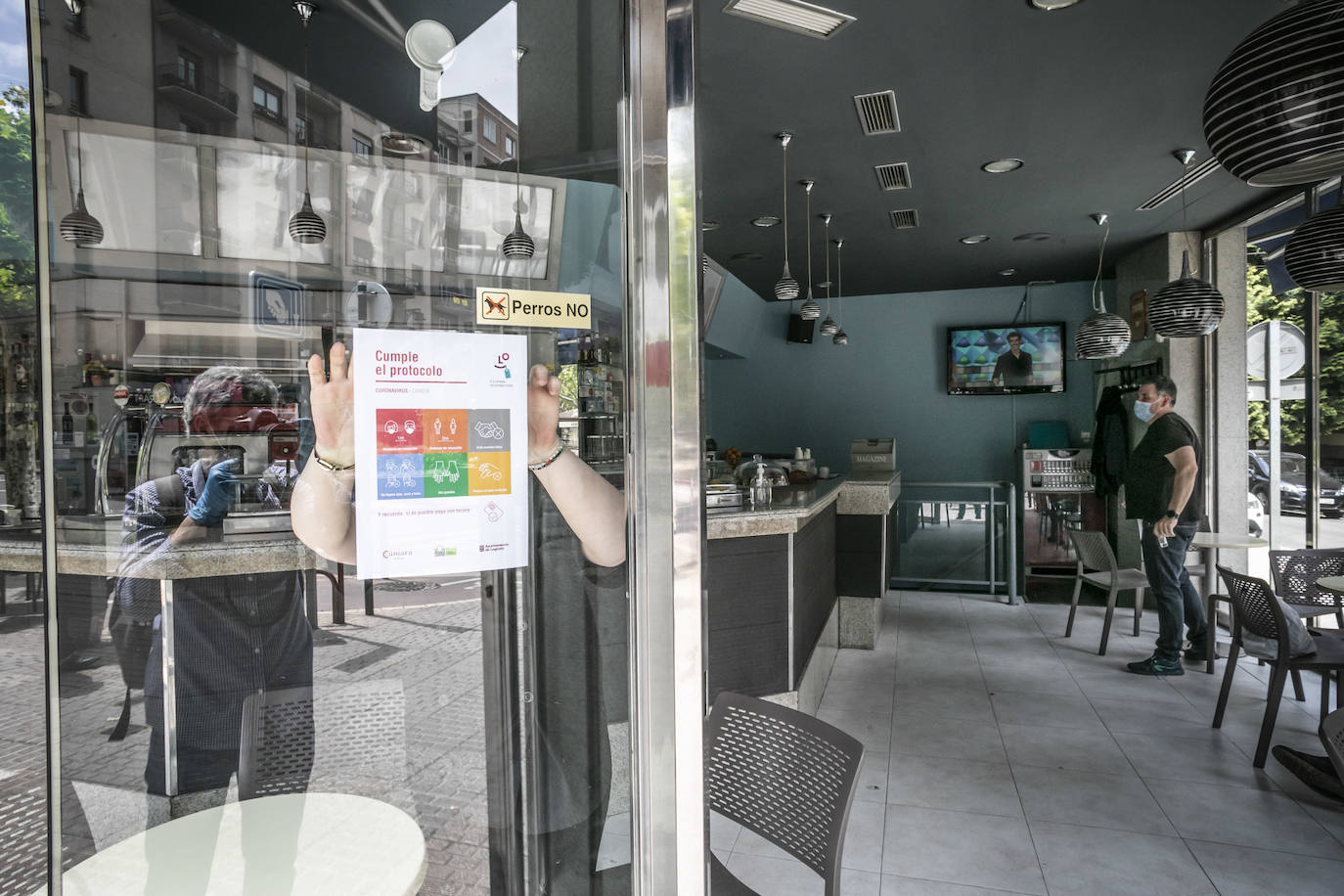 La Rioja ha entrado este lunes en fase 2 y Logroño ha vivido más movimiento en sus bares, bibliotecas, restaurantes y centros comerciales.