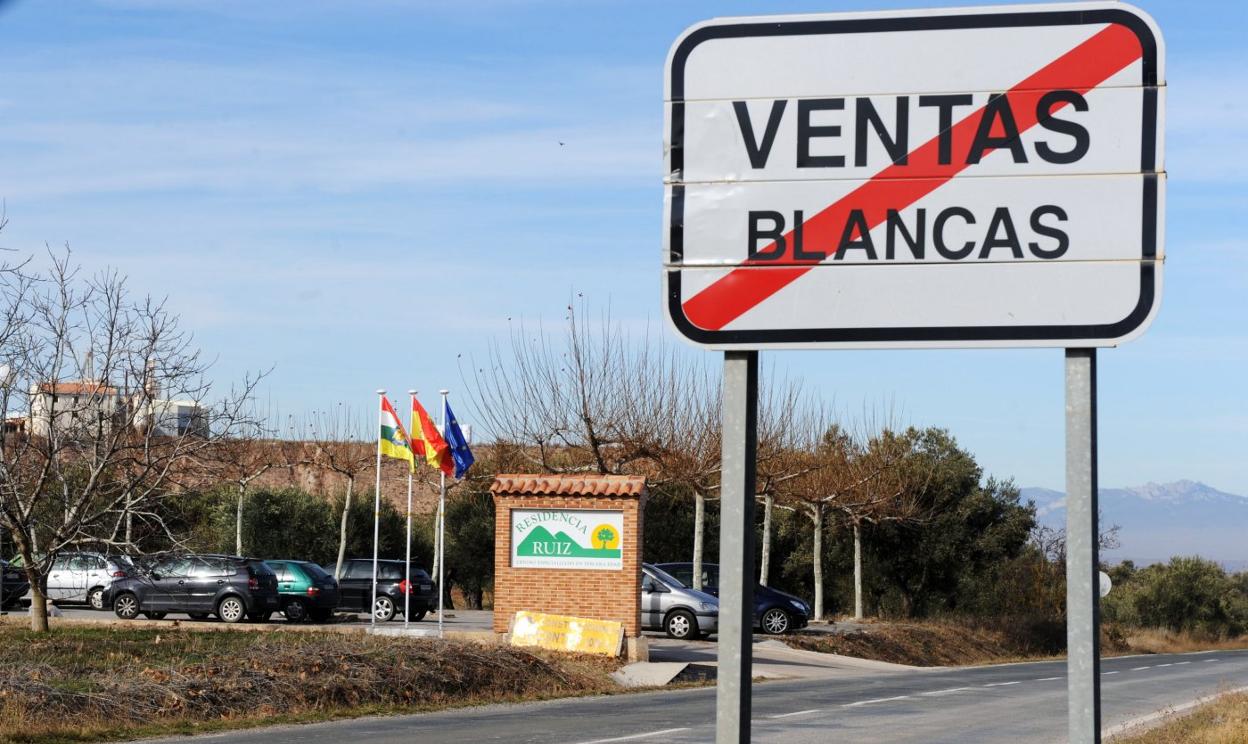 Entrada a la residencia de mayores Ruiz de Ventas Blancas. 