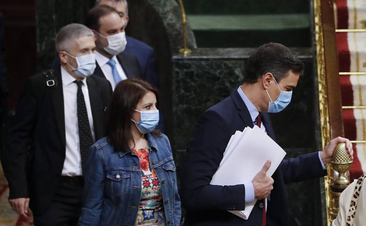 Grande-Marlaska accede al hemiciclo del Congreso tras la portavoz del POSE y Pedro Sánchez. 