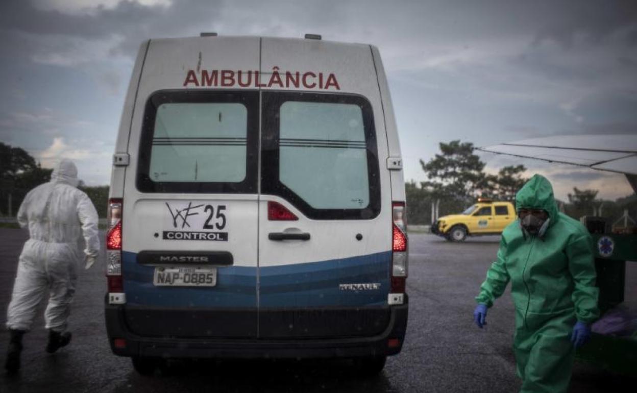 Personal médico espera la llegada de pacientes con coronavirus 