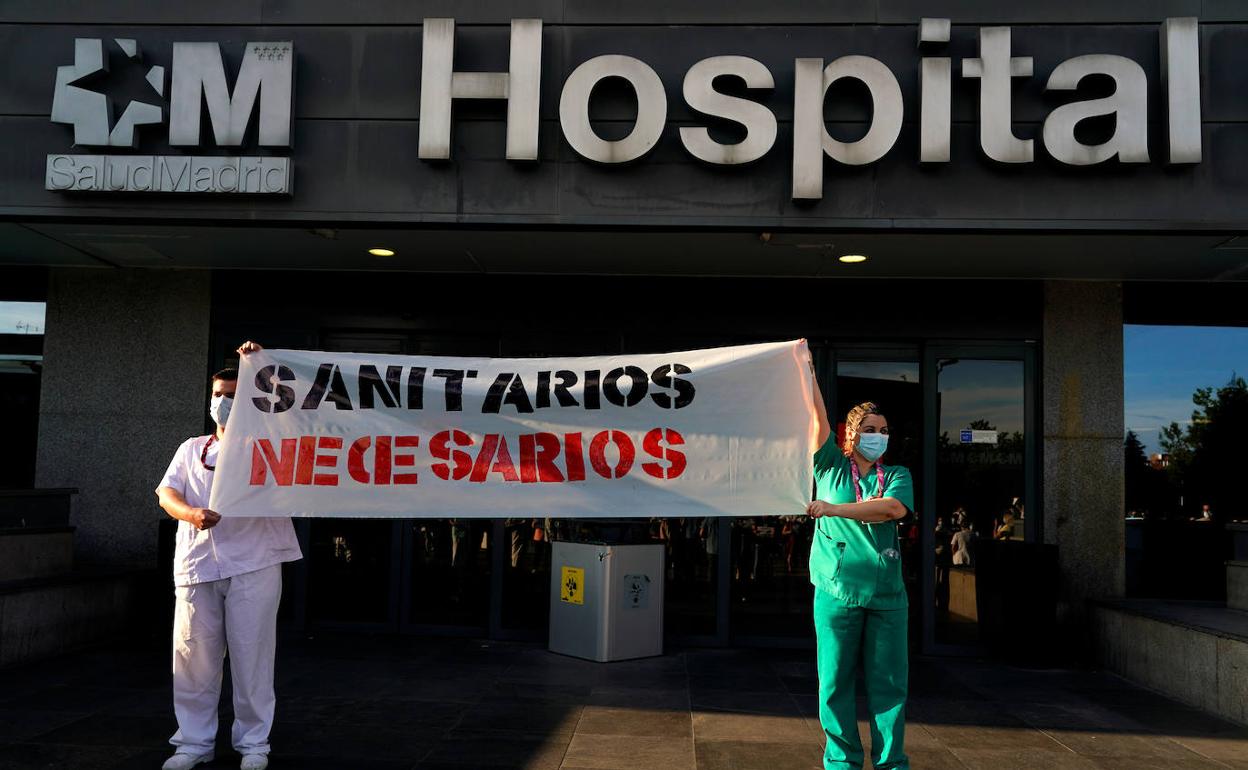 Personal sanitario protesta frente al Hospital La Paz