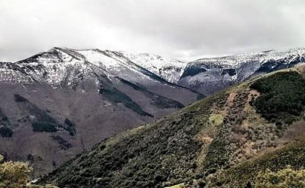 Imagen principal - Montes que rodean Valvanera. Hospedería de Valvanera y camino etre encimas.