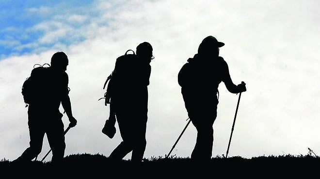 Castillo de Vinuesa. Tres montañeros caminan por los altos de Sierra Cebollera.