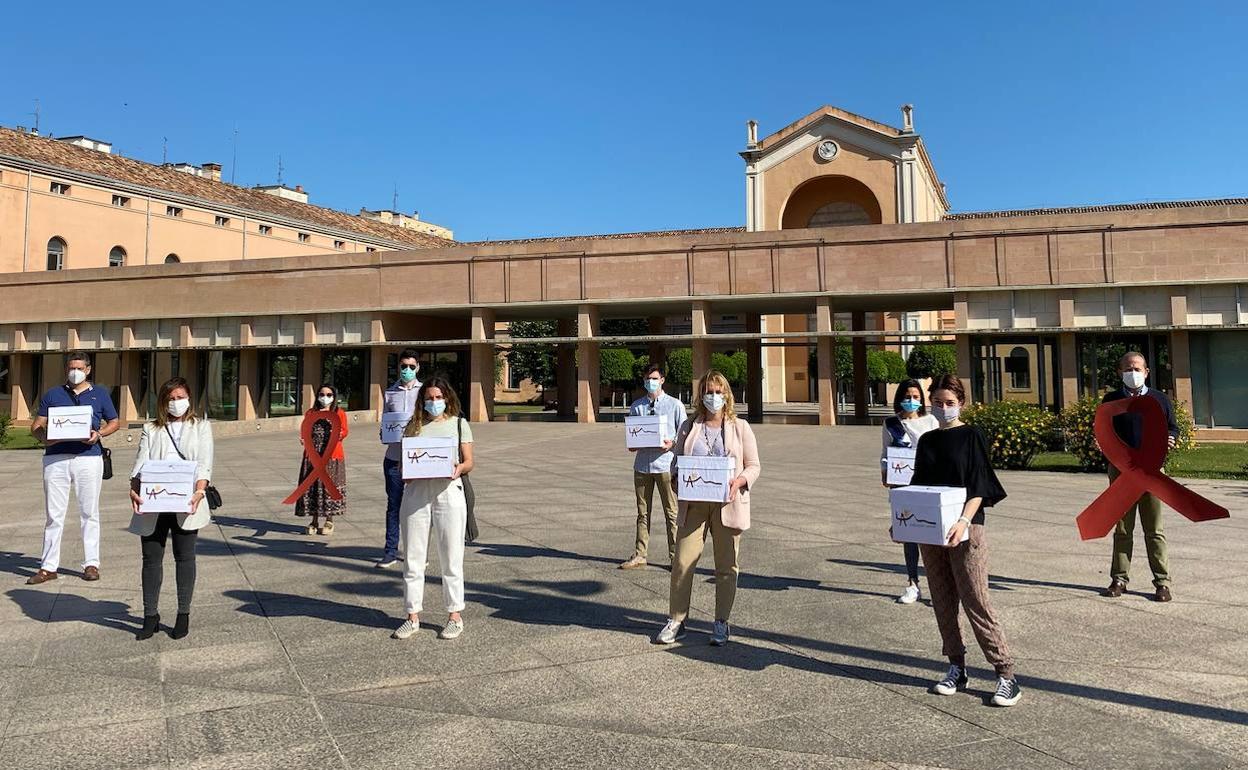 Algunos miembros de la comunidad educativa, con las cartas de protesta. 