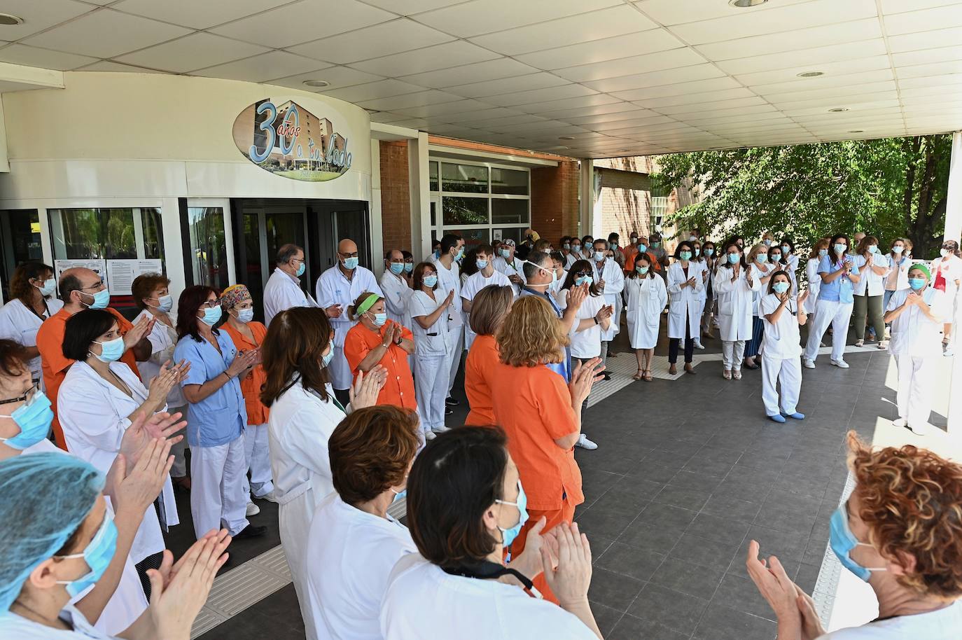 Sanitarios del Hospital de Alcalá de Henares aplauden tras el minuto de silencio en memoria de las víctimas del coronavirus.