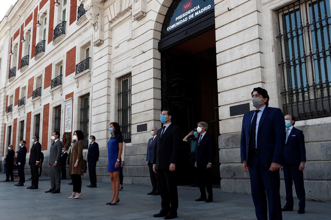 La presidenta de la Comunidad de Madrid, Isabel Díaz Ayuso, junto al resto de miembros del Gobierno regional se congregan a las puertas de la sede de la Presidencia de la Comunidad de Madrid para guardar un minuto de silencio.