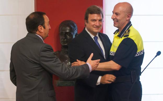 Fernández Beneite y Alberto Bretón, durante la toma de posesión del primero como jefe de la Policía Local de Logroño