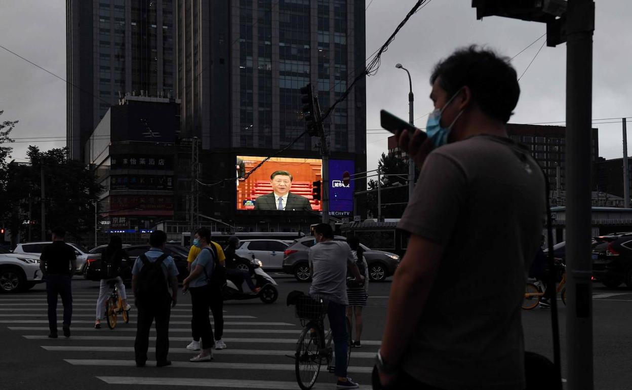 La televisión emite el discurso del presidente chino Xi Jinping en la calles de Hong Kong. 