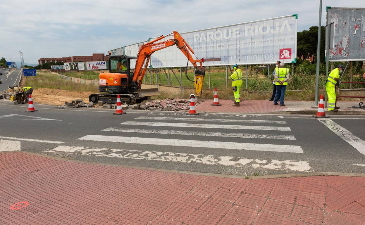 Obras en la rotonda de Los Lirios.