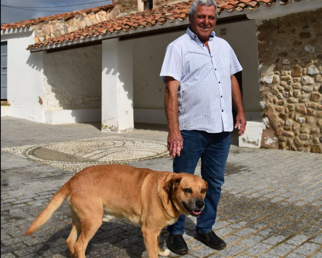 Daniel Herce con su perro Thor junto a la iglesia de Santiago. Con la colaboración de