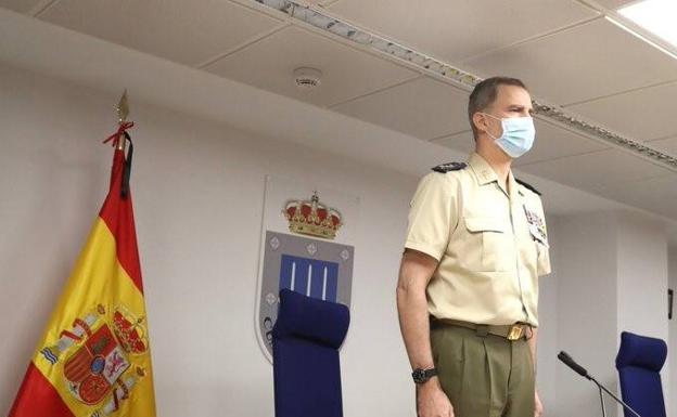 El Rey Felipe VI guarda un minuto de silencio en el Mando de Operaciones.