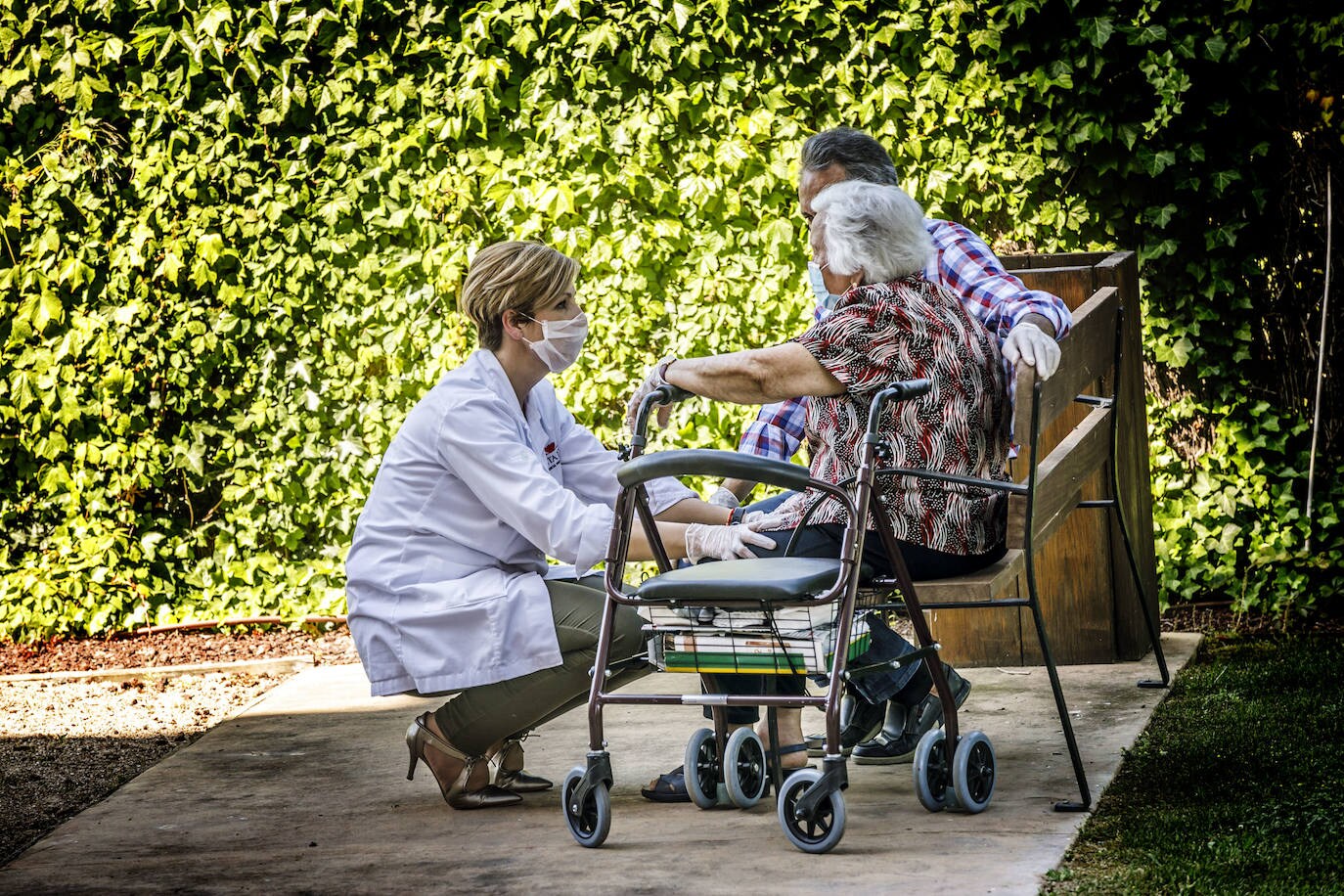 Ya sin videoconferencias, los abuelos volvieron a reunirse con sus familias y olvidaron por unos momentos la pesadilla vivida durante el confinamiento 