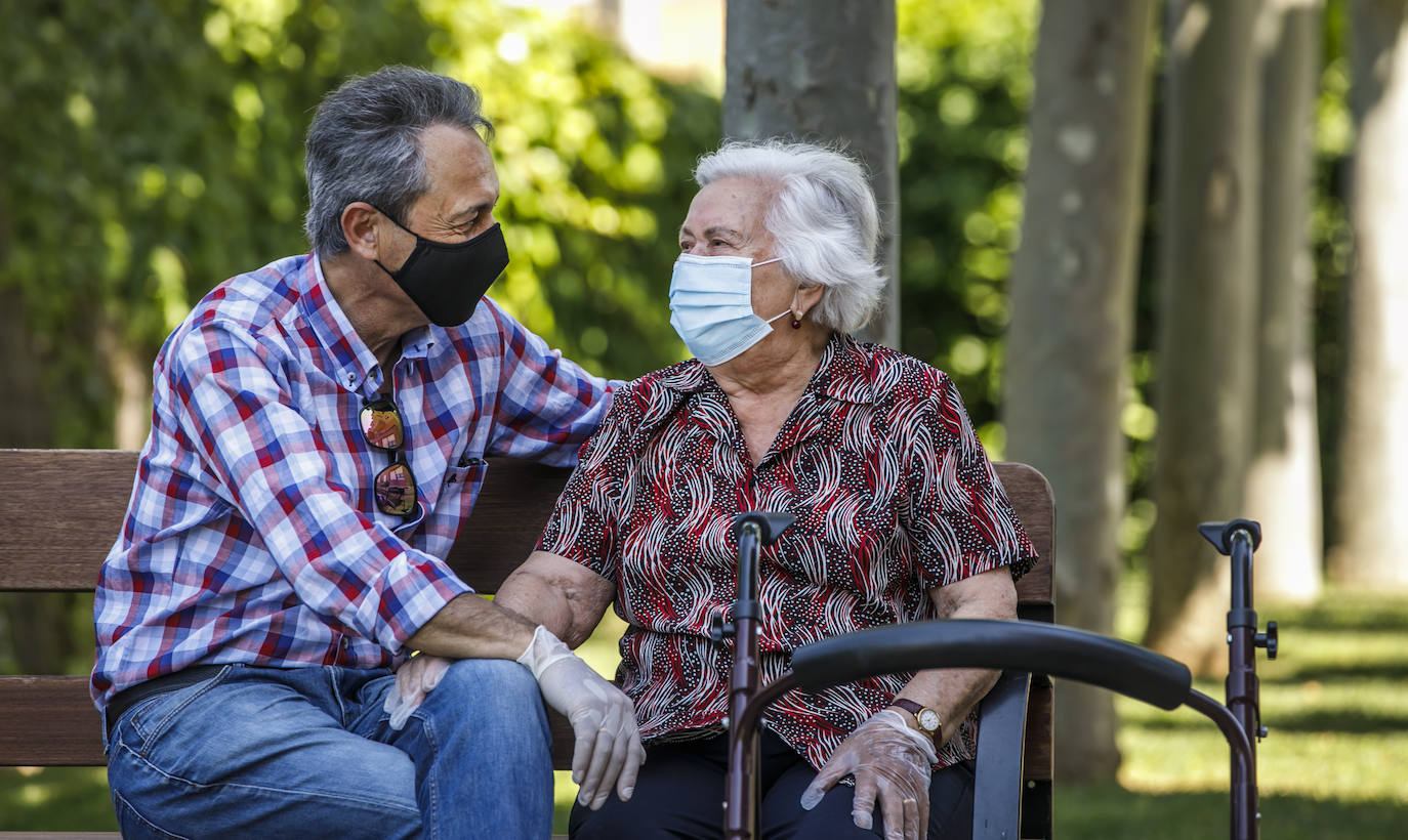 Ya sin videoconferencias, los abuelos volvieron a reunirse con sus familias y olvidaron por unos momentos la pesadilla vivida durante el confinamiento 