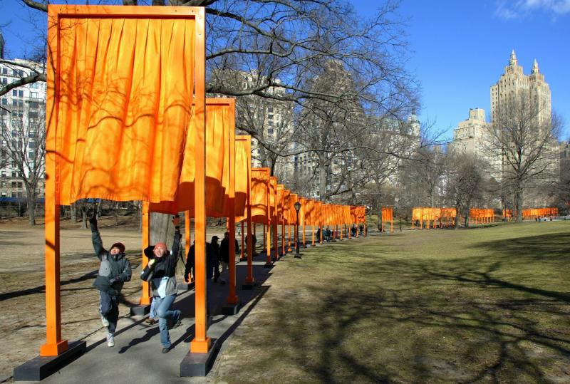 The Gates (2005) le llevó a crear un recorrido de 37 kilómetros en el Central Park de Nueva York, puntuado por 7.500 puertas dotadas de cortinas de color anaranjado sacudidas por el viento.