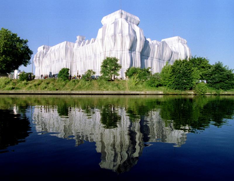 En 1995, Christo y su esposa, Jeanne-Claude, envolvieron el emblemático edificio del Reichstag, en Berlín, en 10 mil metros cuadrados de tela.