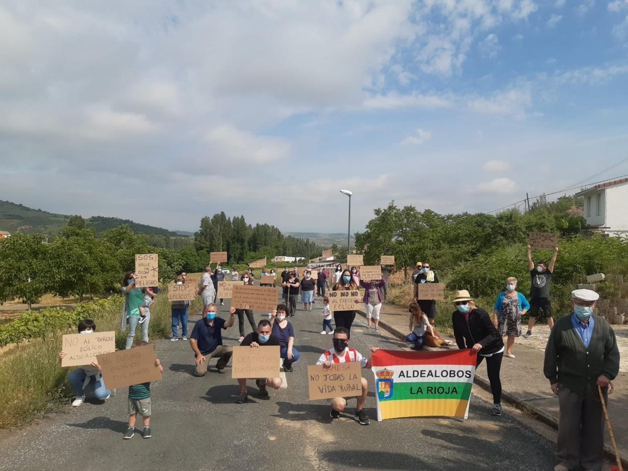 Concentración contra el parque eólico de Aldealobos, ayer. 