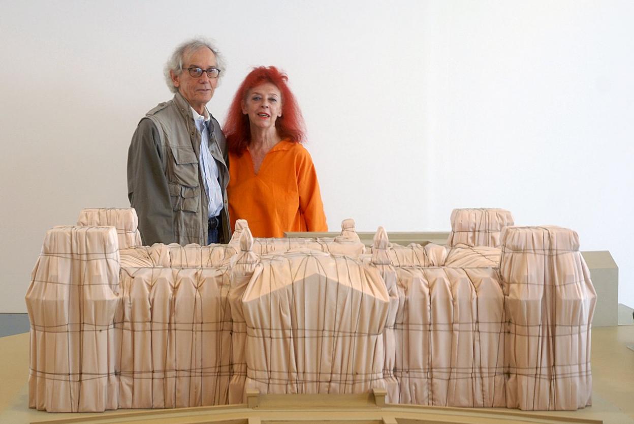 Christo y Jean Claude, en 2009 en el Würth ante la maqueta preparatoria del 'Reichstag envuelto'. 