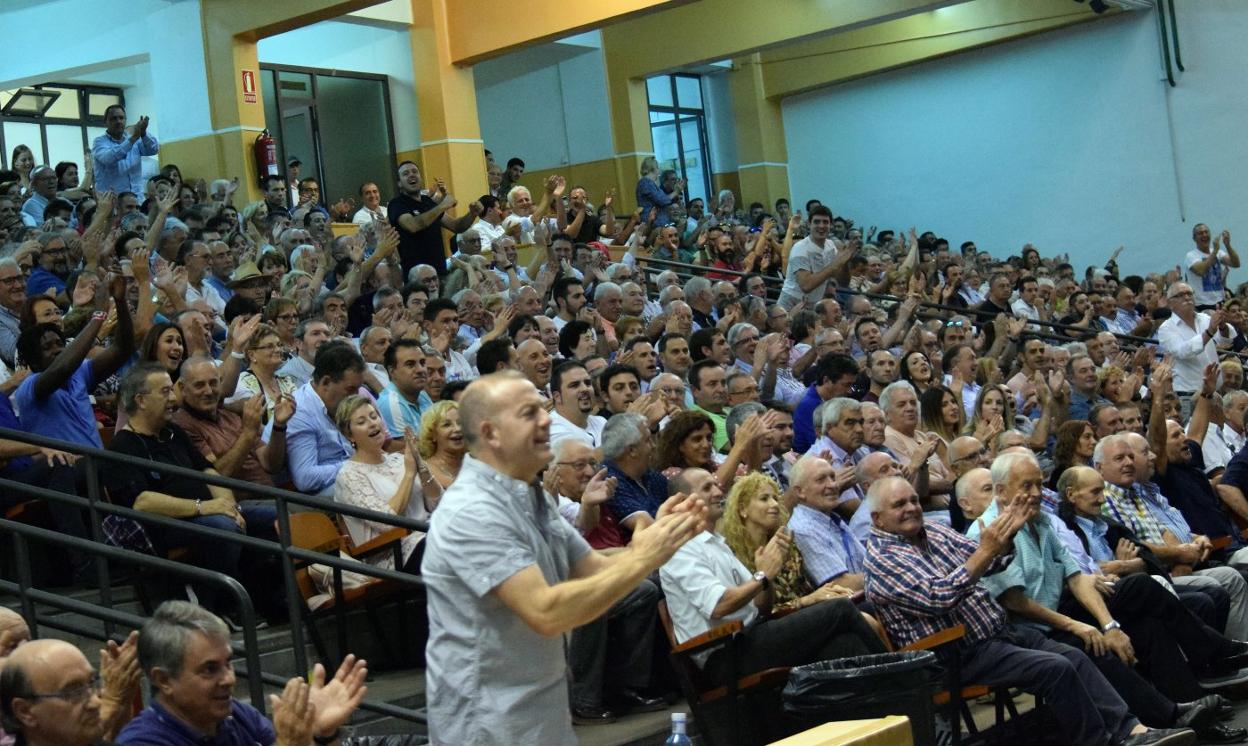 El Adarraga, lleno o con medio aforo, es imprescindible para el verano en los frontones. 