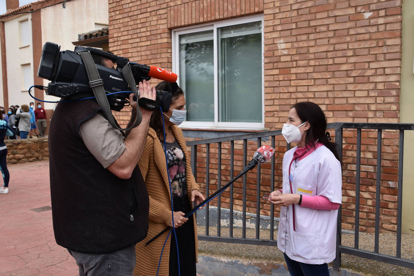 Un numeroso grupo de vecinos de Ausejo se ha concentrado frente al consultorio médico para mostrar su apoyo a los sanitarios y su repulsa a las agresiones sufridas contra el médico y el enfermero del centro de salud.