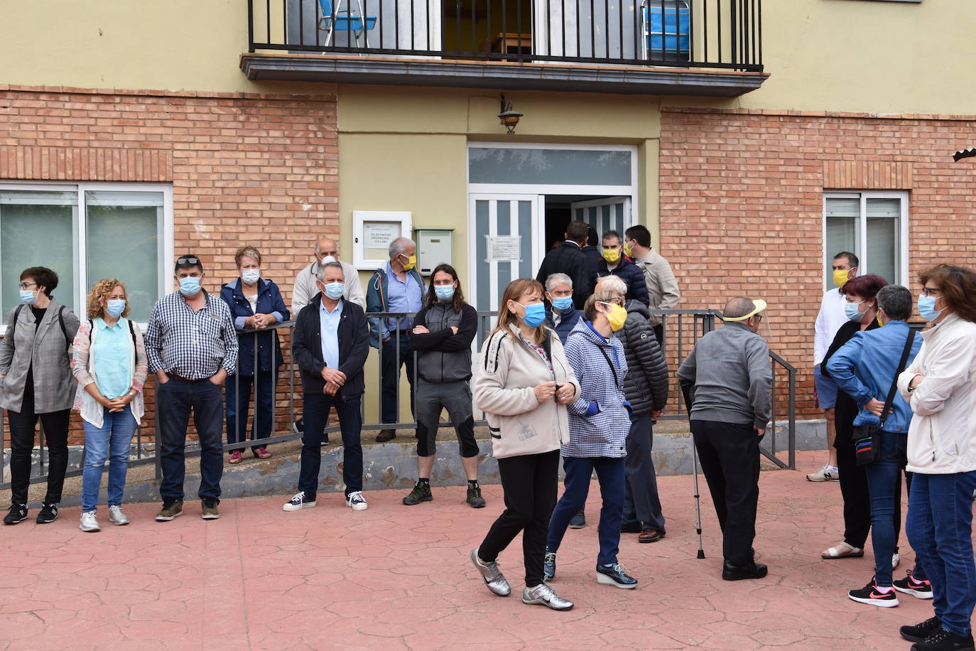 Un numeroso grupo de vecinos de Ausejo se ha concentrado frente al consultorio médico para mostrar su apoyo a los sanitarios y su repulsa a las agresiones sufridas contra el médico y el enfermero del centro de salud.