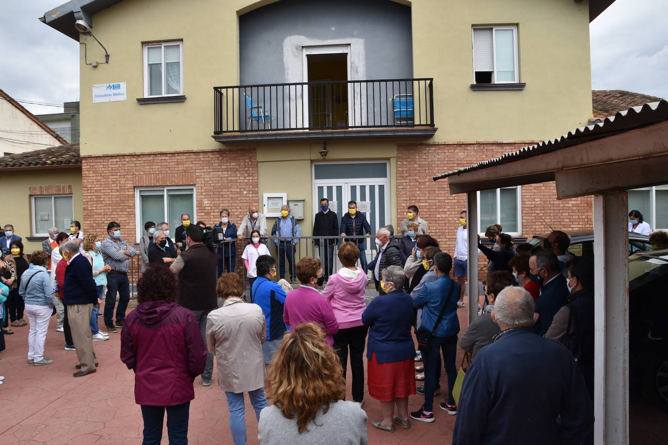 Un numeroso grupo de vecinos de Ausejo se ha concentrado frente al consultorio médico para mostrar su apoyo a los sanitarios y su repulsa a las agresiones sufridas contra el médico y el enfermero del centro de salud.