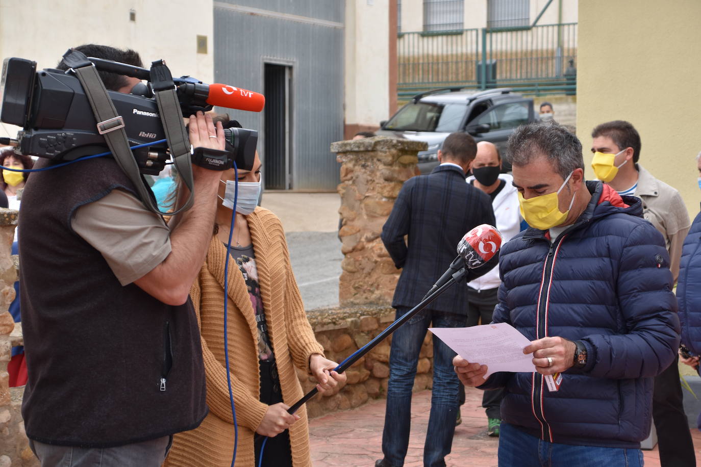 Un numeroso grupo de vecinos de Ausejo se ha concentrado frente al consultorio médico para mostrar su apoyo a los sanitarios y su repulsa a las agresiones sufridas contra el médico y el enfermero del centro de salud.