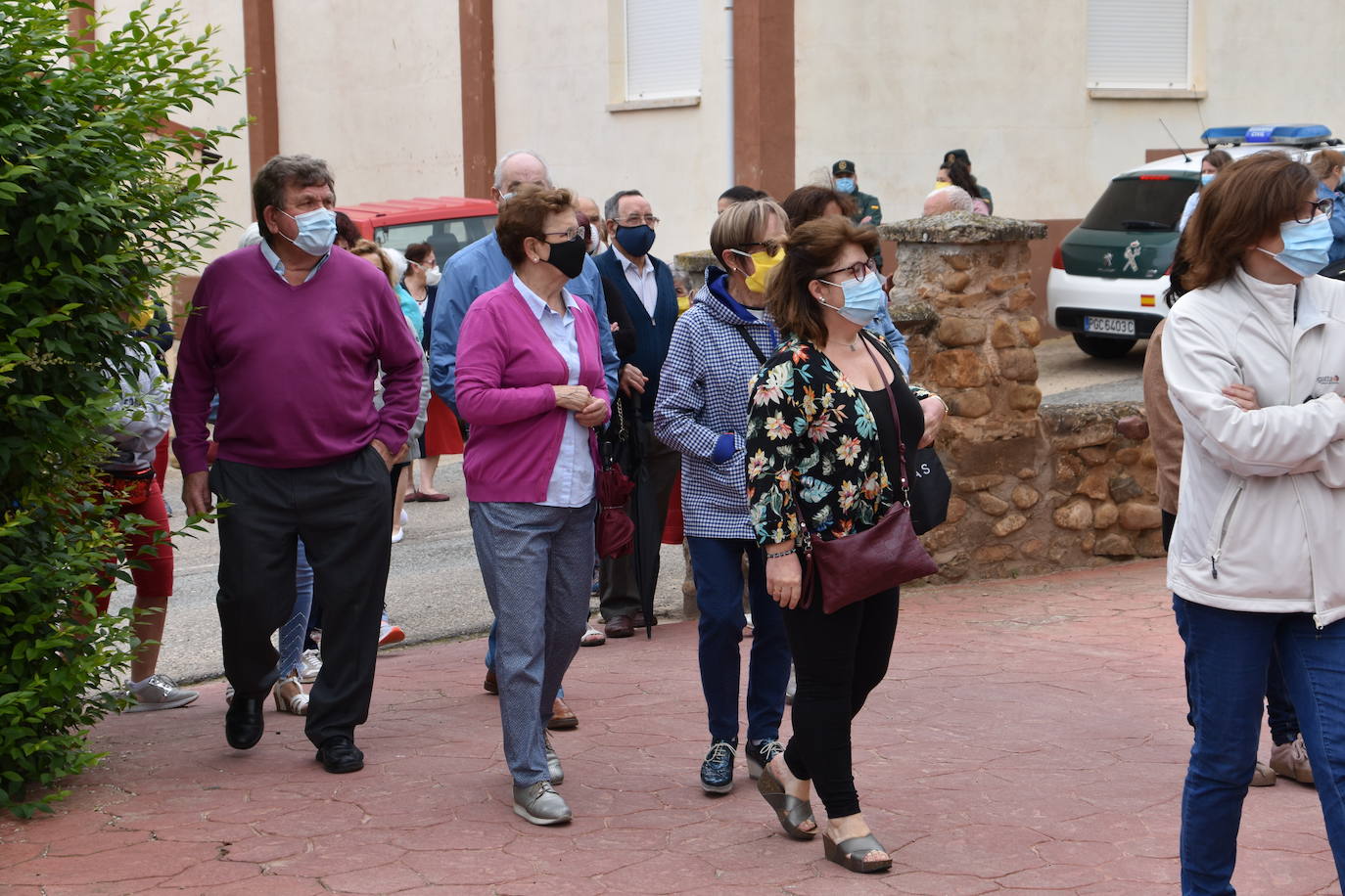 Un numeroso grupo de vecinos de Ausejo se ha concentrado frente al consultorio médico para mostrar su apoyo a los sanitarios y su repulsa a las agresiones sufridas contra el médico y el enfermero del centro de salud.