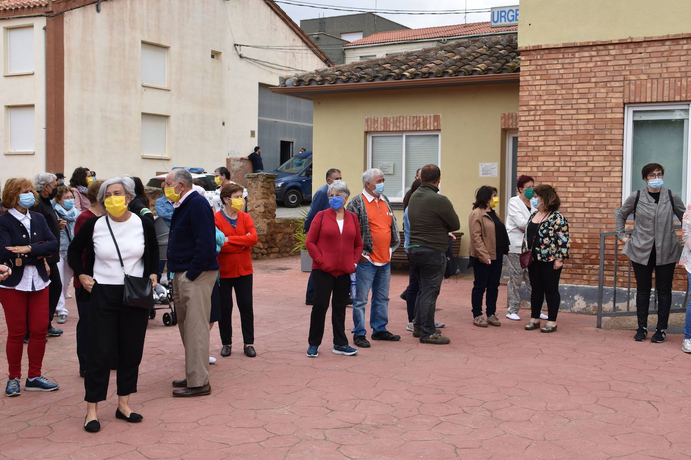 Un numeroso grupo de vecinos de Ausejo se ha concentrado frente al consultorio médico para mostrar su apoyo a los sanitarios y su repulsa a las agresiones sufridas contra el médico y el enfermero del centro de salud.